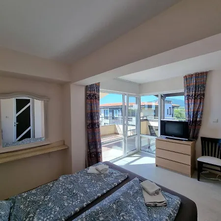 Bright With Big Terrace And Sea View דירה