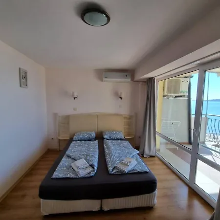Bright With Big Terrace And Sea View צ'רנומורץ
